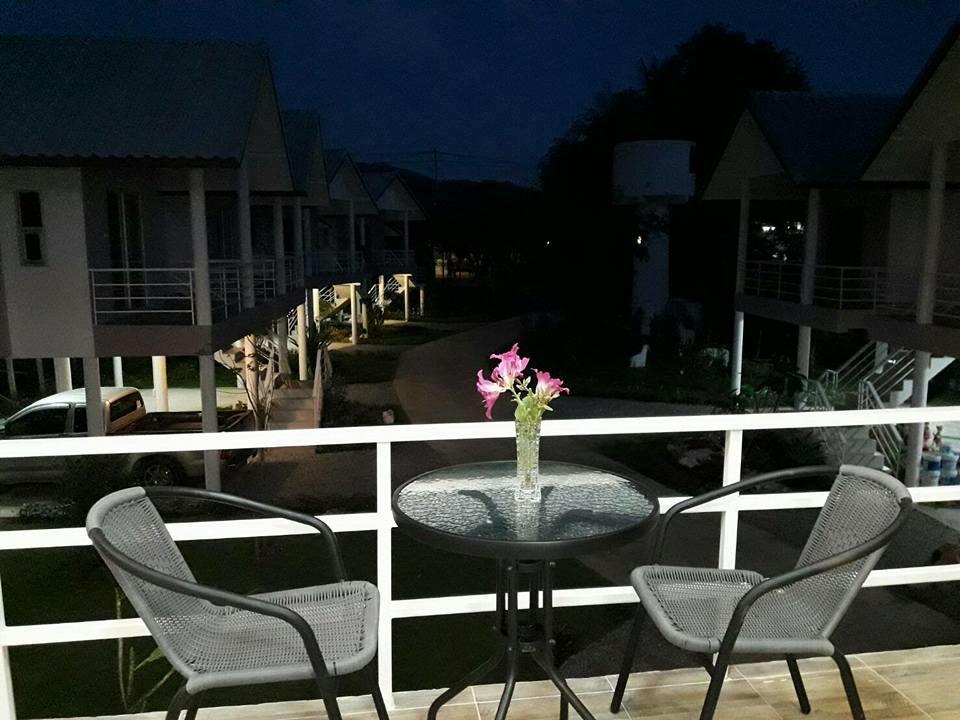 Hotel Baan Suan Geb Tawan Lop Buri Exterior foto