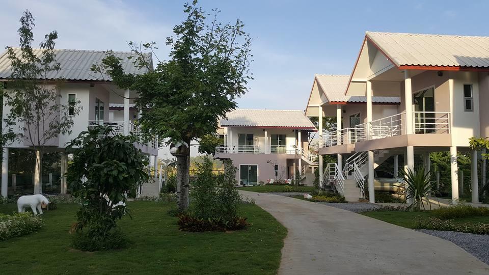 Hotel Baan Suan Geb Tawan Lop Buri Exterior foto