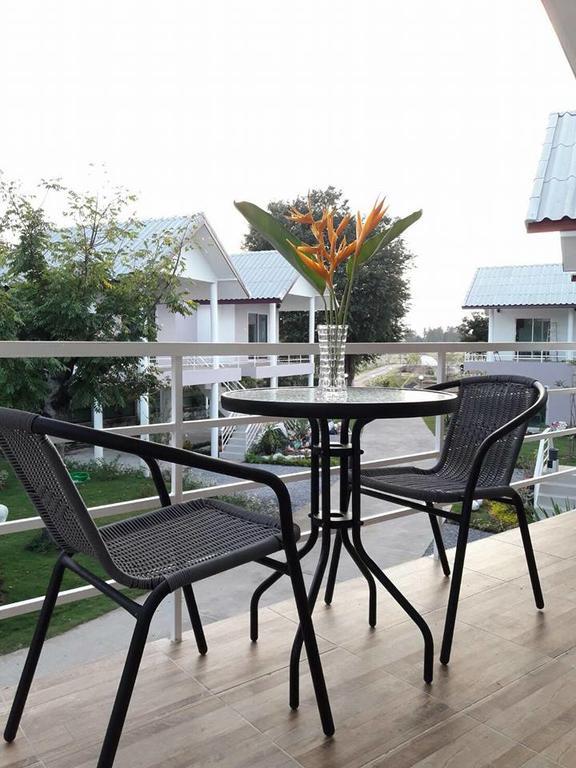 Hotel Baan Suan Geb Tawan Lop Buri Exterior foto