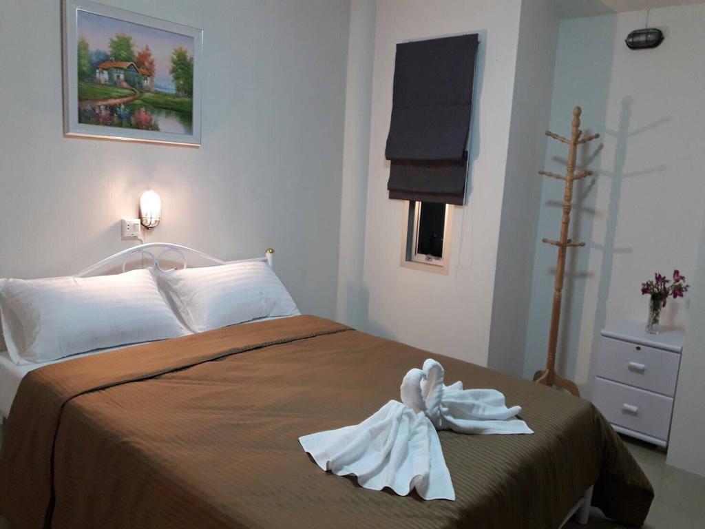 Hotel Baan Suan Geb Tawan Lop Buri Exterior foto