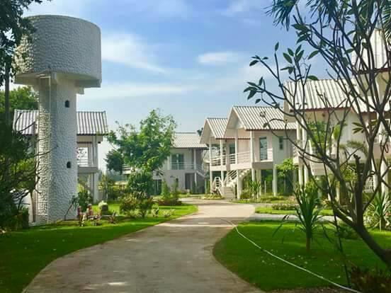 Hotel Baan Suan Geb Tawan Lop Buri Exterior foto