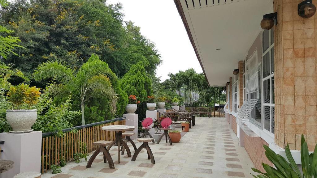 Hotel Baan Suan Geb Tawan Lop Buri Exterior foto